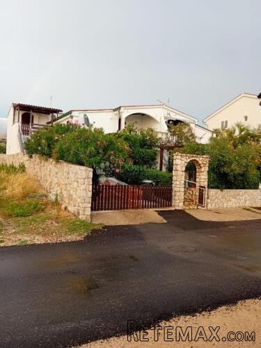 PRILIKA ZA INVESTICIJU - KUĆA SA 4 APARTMANA OTOK PAG