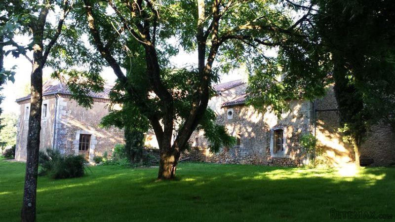Ensemble Immobilier En Pierre Compose..