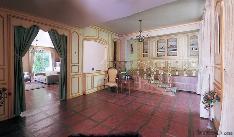 Substantial Architect-Designed Property.. - 2
