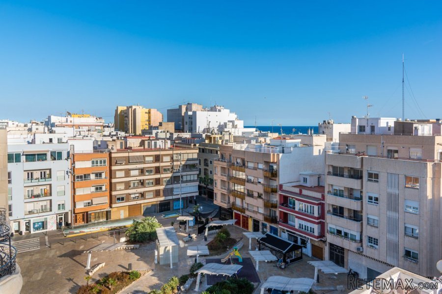 Flat with 2 bedrooms and 1 bathroom with views to the.. - 2