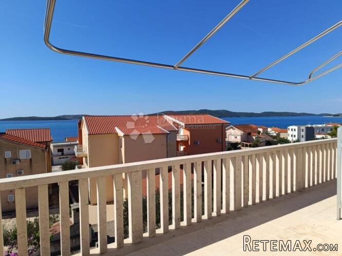 PRILIKA U BRODARICI- Kuća blizu mora, s 6 apartmana i 3-Sobn - 2