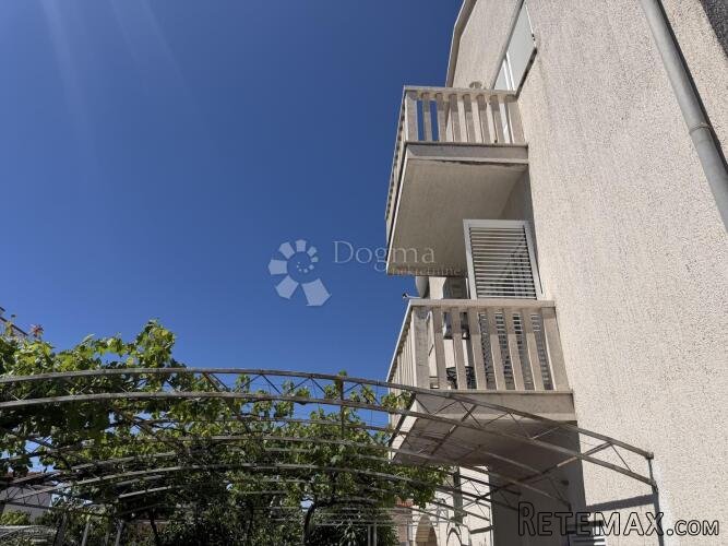 PRILIKA U BRODARICI- Kuća blizu mora, s 6 apartmana i 3-Sobn - 3