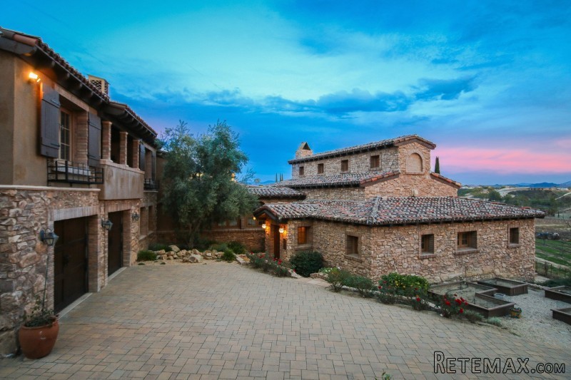 41100 Avenida Biona