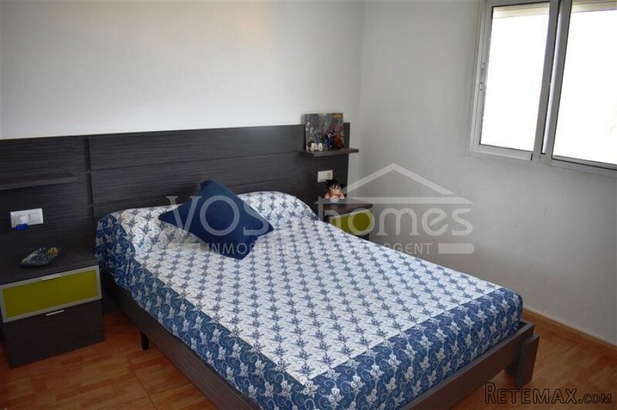 Large 200m2, semi detached, Two storey, 6 bedrooms and 2.. - 11