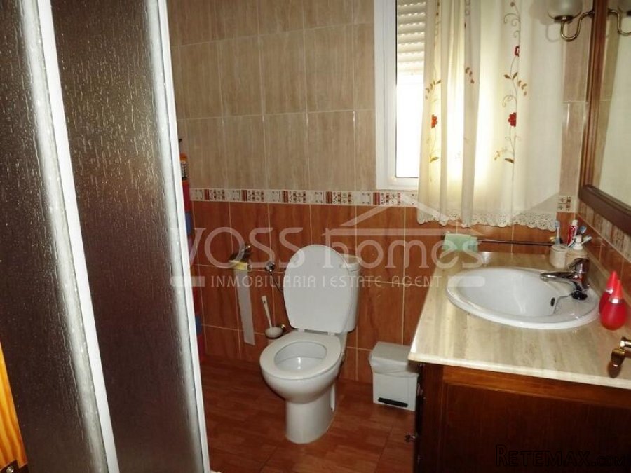 Large 200m2, semi detached, Two storey, 6 bedrooms and 2.. - 13