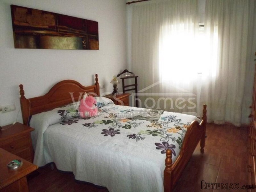 Large 200m2, semi detached, Two storey, 6 bedrooms and 2.. - 14