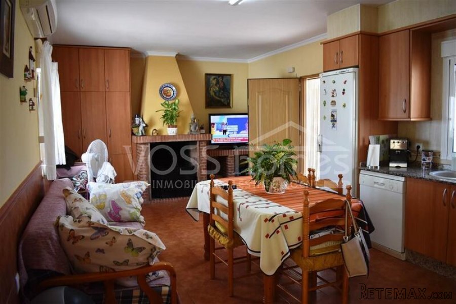 Large 200m2, semi detached, Two storey, 6 bedrooms and 2.. - 15