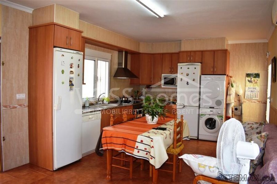 Large 200m2, semi detached, Two storey, 6 bedrooms and 2.. - 16