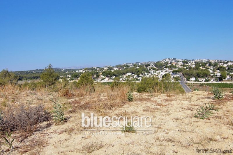 Flat plot with panoramic views close to..