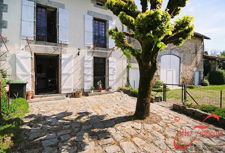 Piégut-Pluviers (Dordogne) - Three bedroom house with barn and..