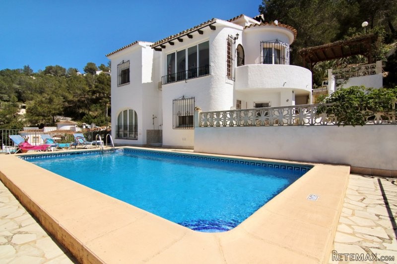 Beautifully maintained villa with..