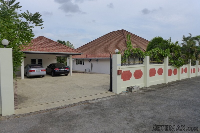 4 plus bedroom pool estate on a large.. - 2