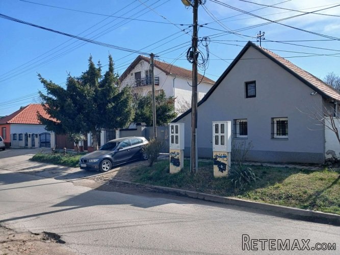 Prodajem polovinu kuce sa sopstvenim dvoristem