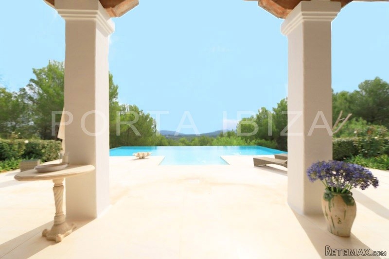 Excellent Blakstad villa with sea views..