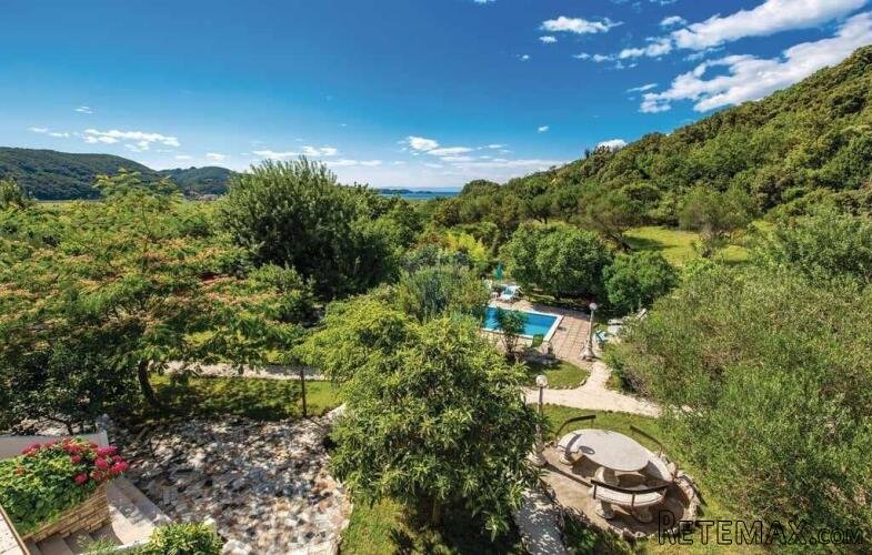 Otok Rab, samostojeća kuća s bazenom na posjedu od 1280 m2