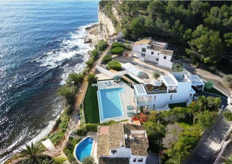 4 Bedrooms - Villa - Alicante - For Sale