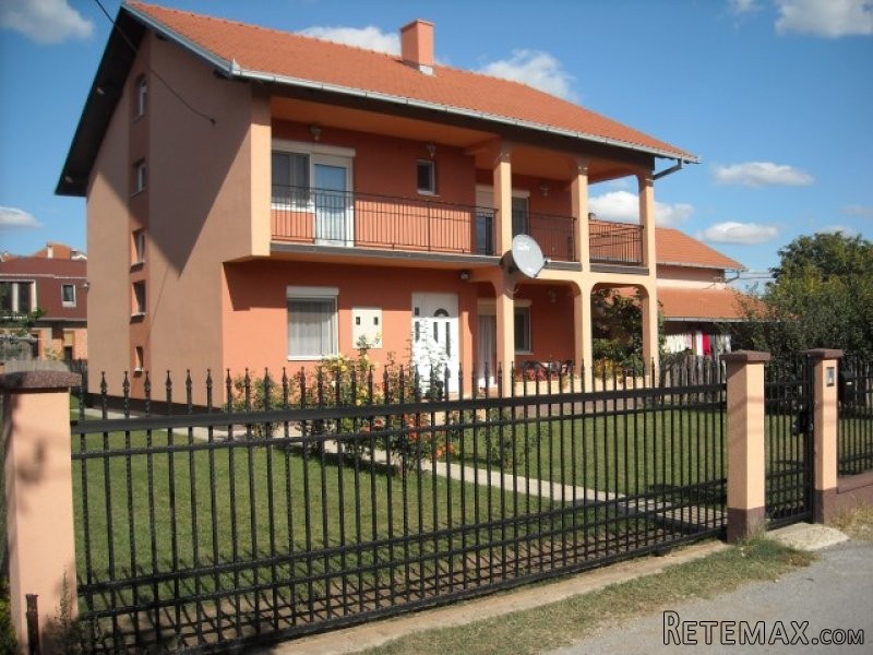 Porodicna uknjizena kuca u Borci