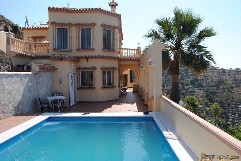Villa for Sale in Sayalonga 380.000..