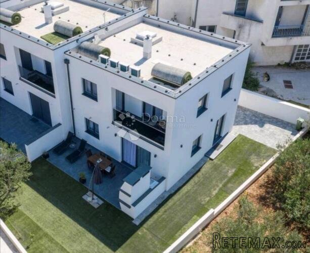 VODICE - atraktivna kuća moderno namještena - 2