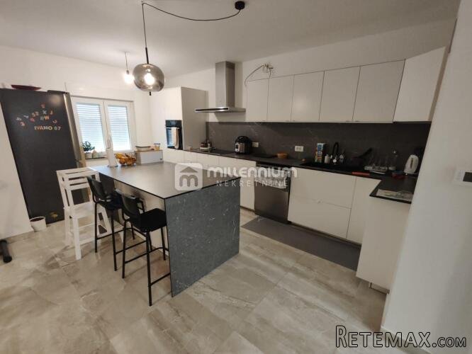 Marinići, 162.28m2, dvoetažni 4s+db, garsonijera, parking - 3