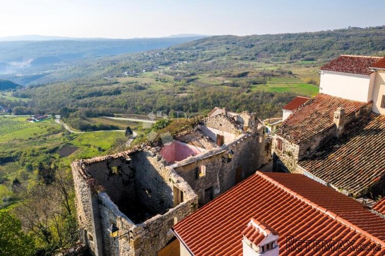TRI KUĆE U STAROGRADSKOJ JEZGRI S POGLEDOM!