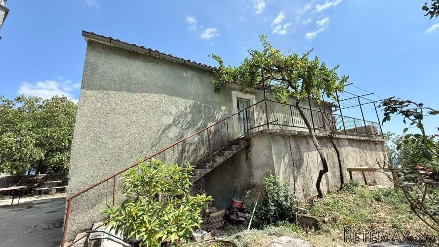 Samostojeća kamena kuća za renovaciju s pogledom
