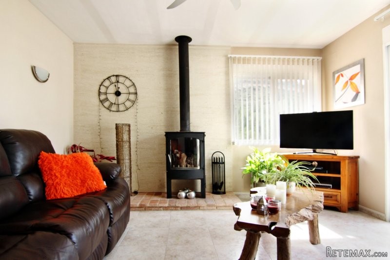 Stunning 3 bedroom villa with sea views - 2