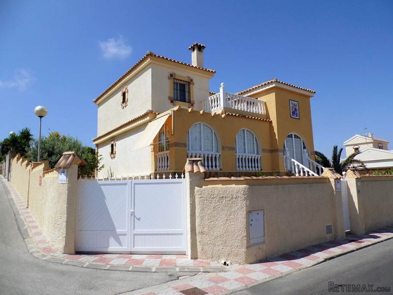 5 Bedrooms - Villa - Alicante - For Sale