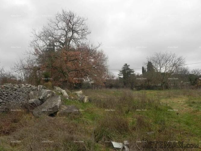 Na prodaju je građevinsko zemljište od 720 m²