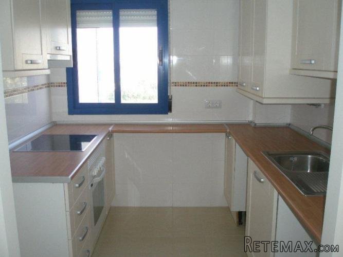Attractive three bedroom apartment in a new block of flats.. - 4