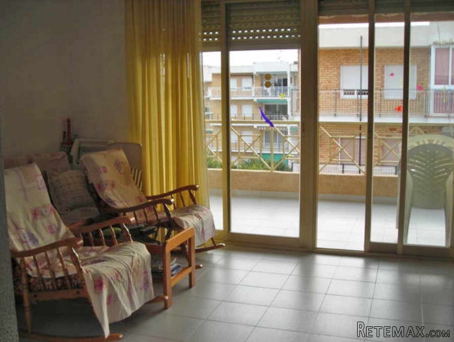 Se vende apartamento de dos dormitorios en urbanización..
