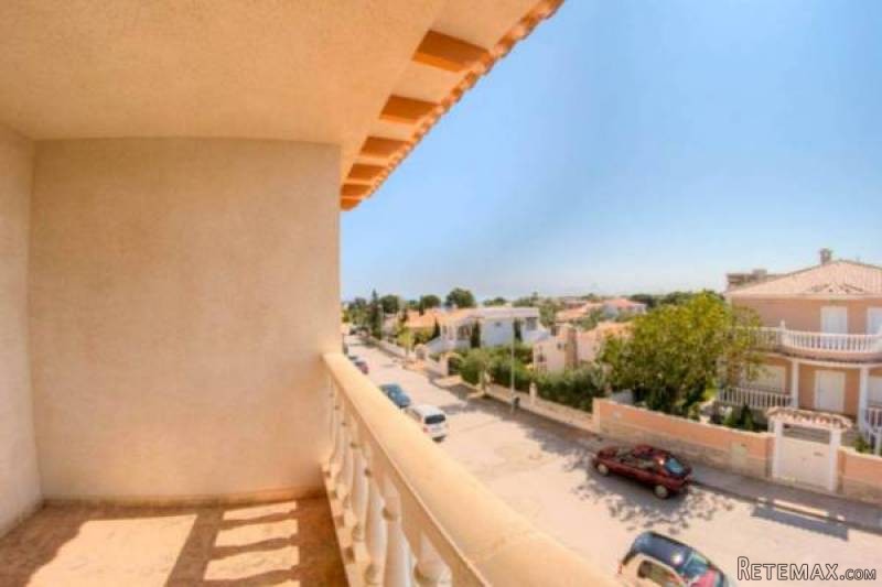 3 Bedroom 2 Bathroom Penthouse In La..