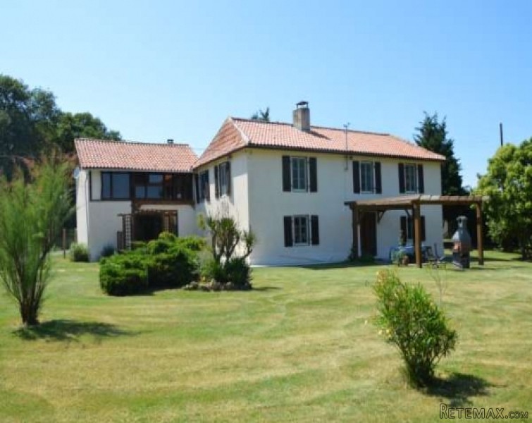 Large restored farmhouse in idyllic..