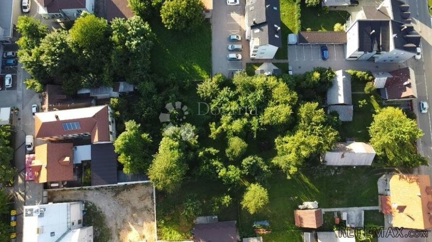 GRAĐEVINSKO ZEMLJIŠTE GOSPIĆ- STROGI CENTAR 595m2, M1 - 2