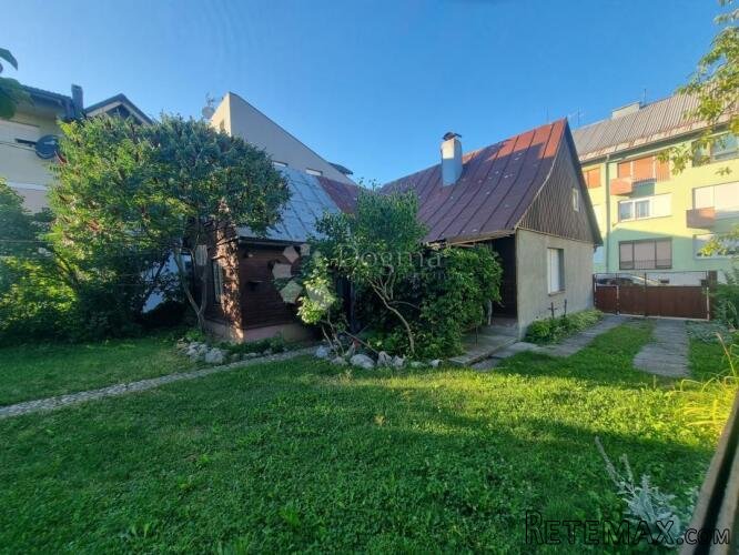 GRAĐEVINSKO ZEMLJIŠTE GOSPIĆ- STROGI CENTAR 595m2, M1 - 3