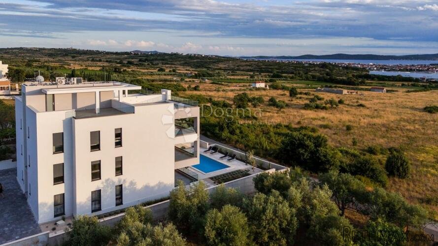 Luksuzan trosoban stan u prizemlju s bazenom – Crno, Zadar (