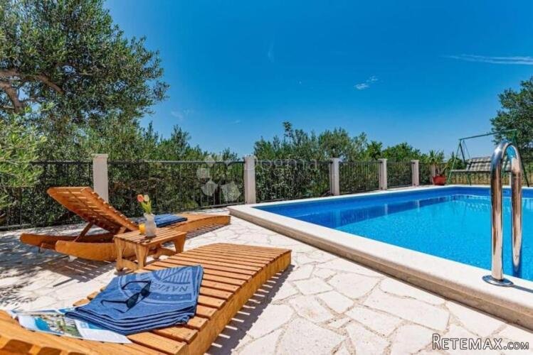 EKSKLUZIVNA VILA SA BAZENOM