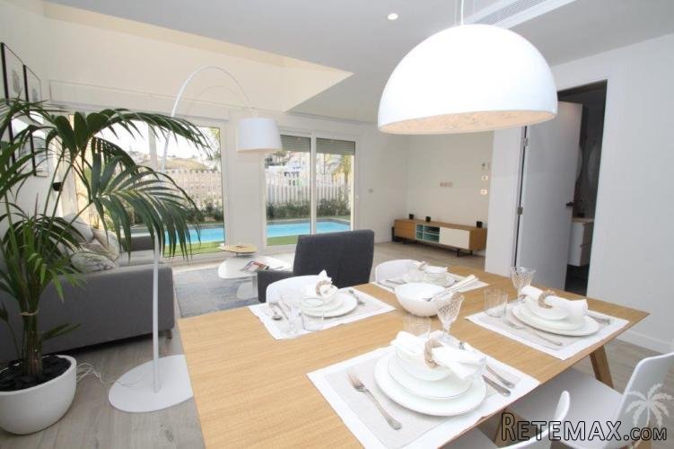 In the small village of Rojales, this large scale residence.. - 3