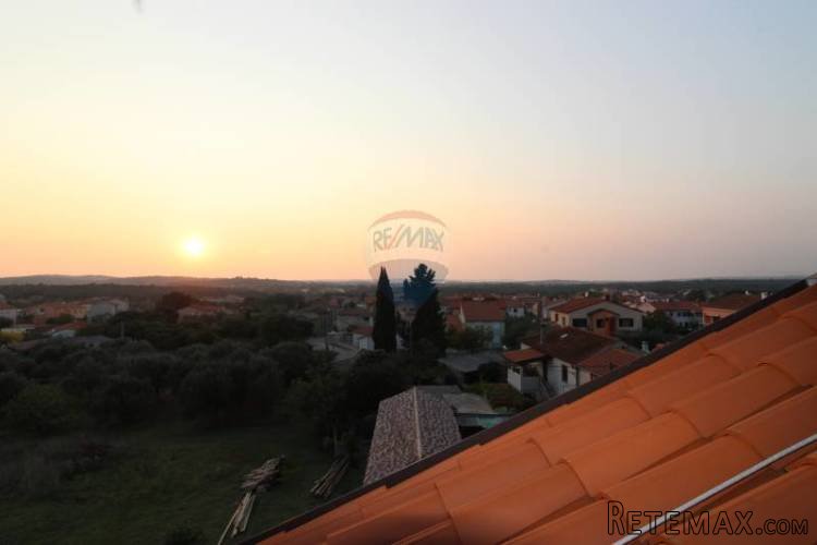 PULA, VELI VRH ČETVEROSOBNI STAN SA VELIKOM TERASOM I...
