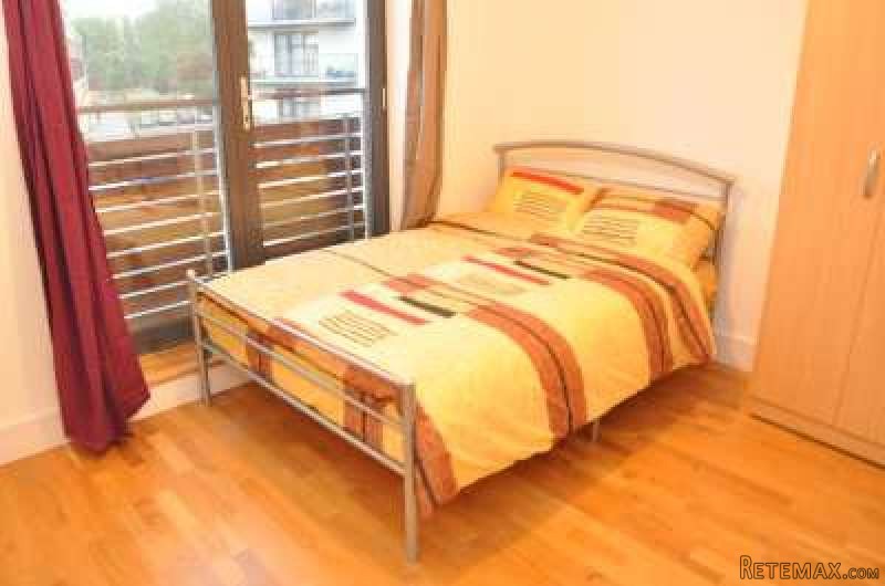 Single with double bed near Canary..