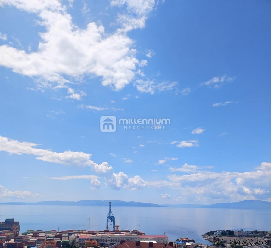 Rijeka, Bulevard, 86.41m2, 3-sobni stan s lođom i pogledom..