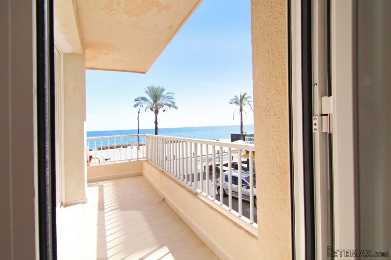 Apartment with sea view in the centre..
