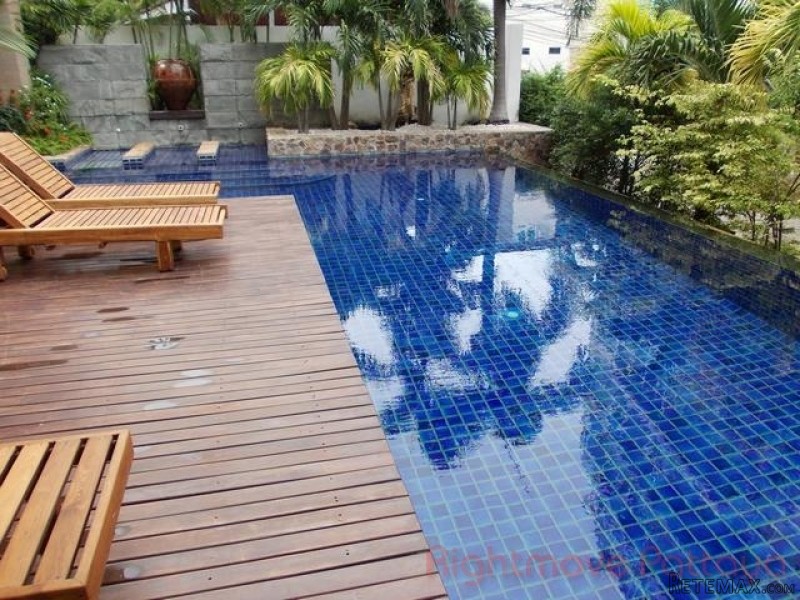 3 Bedroom Condo for sale in Pratumnak -..