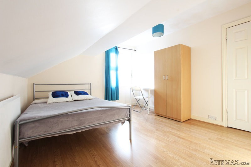 Single with double bed near Stratford..