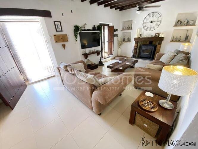 A beautifully renovated and maintained 2 storey, light &.. - 12