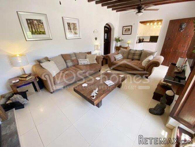 A beautifully renovated and maintained 2 storey, light &.. - 15