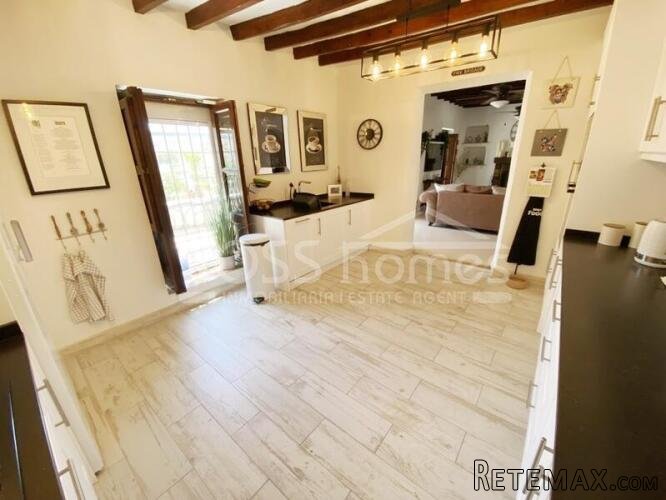 A beautifully renovated and maintained 2 storey, light &.. - 16