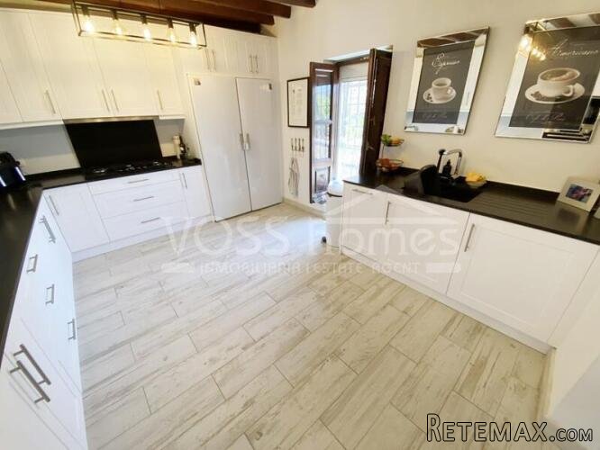 A beautifully renovated and maintained 2 storey, light &.. - 17