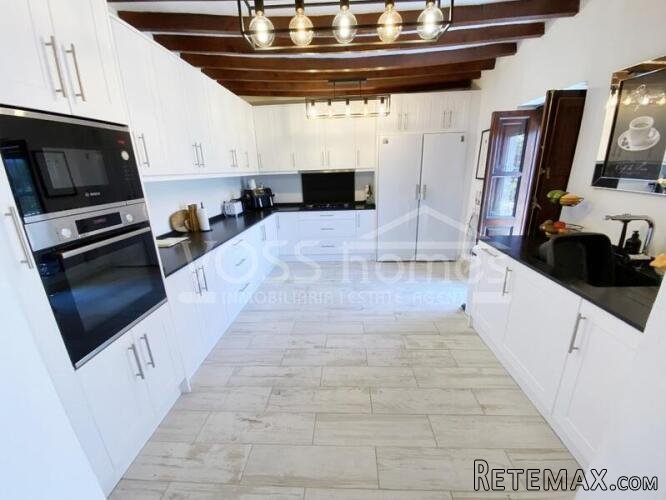 A beautifully renovated and maintained 2 storey, light &.. - 18