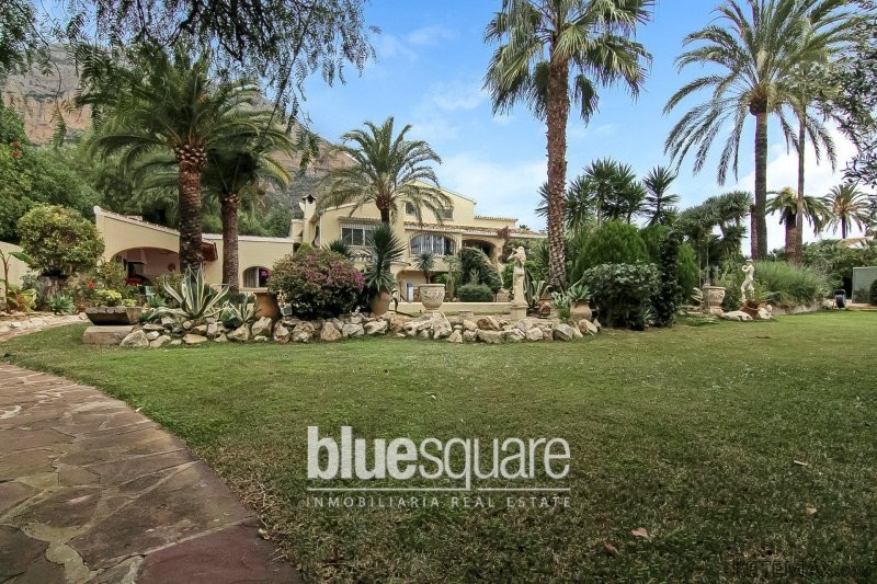 Substantial 5 bedroom Villa Montgo Javea